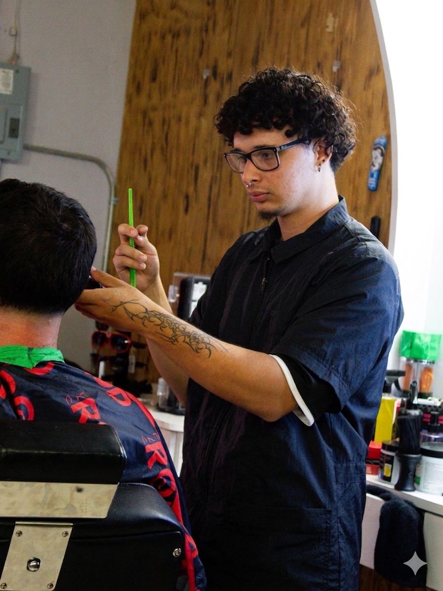 Hamilton Irizarry — Barbero profesional en Breaking Barbershop